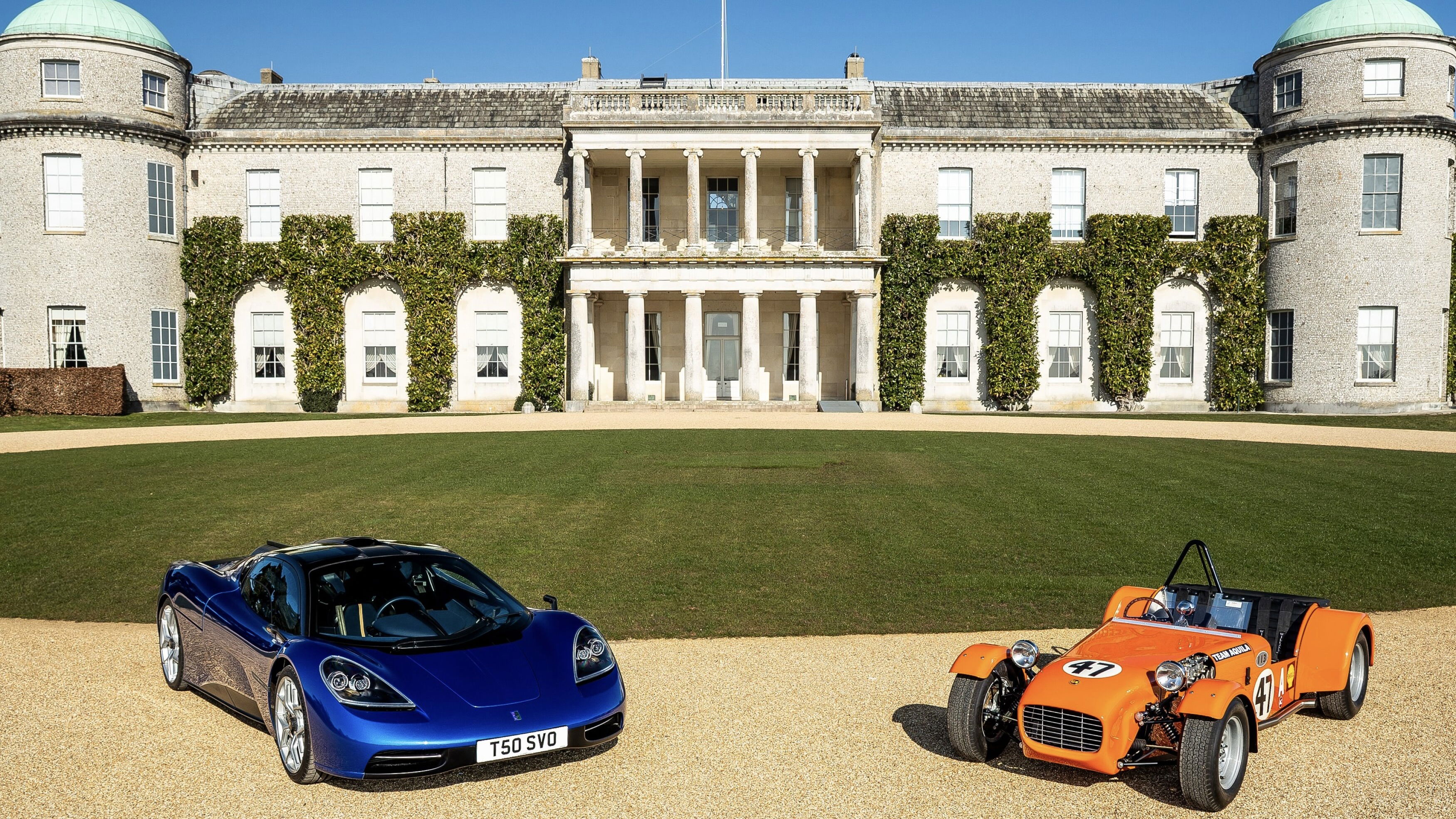 Gordon Murray T.50 et T.1 à l'extérieur de Goodwood House